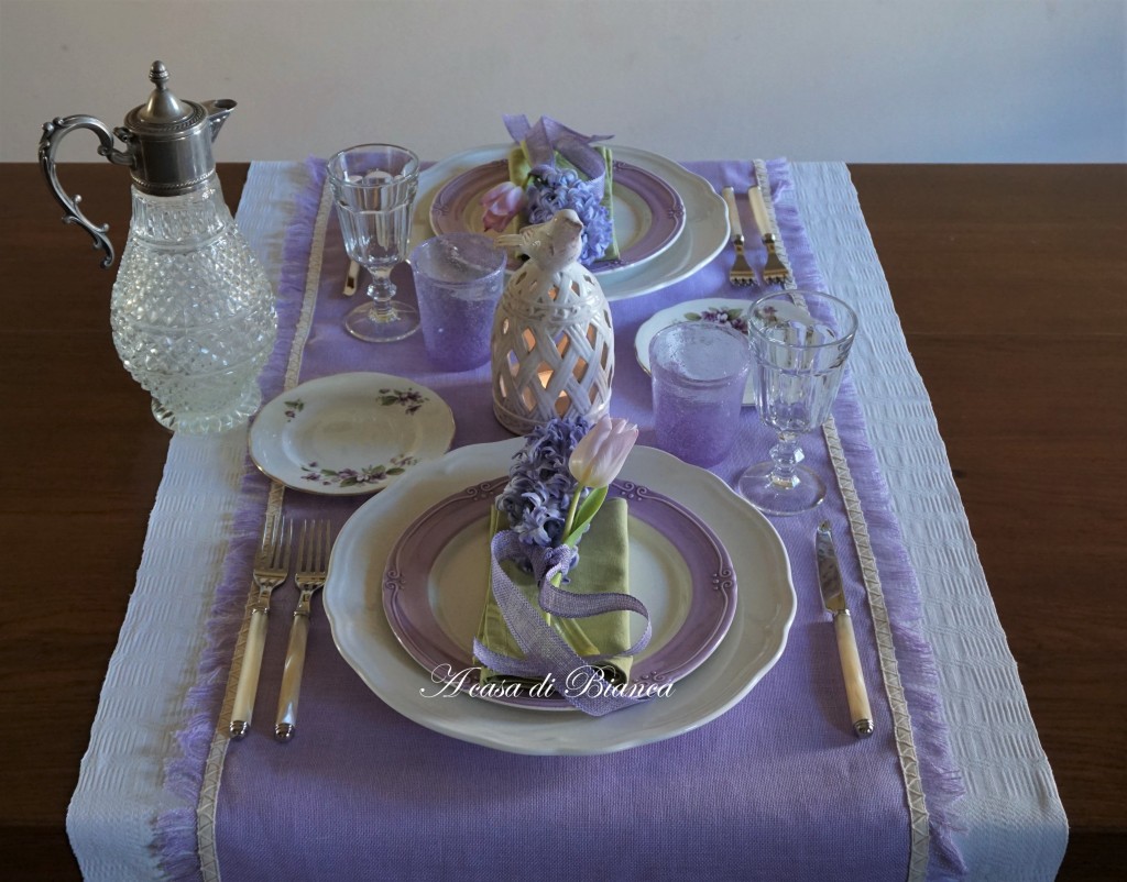 tavola romantica, tavola in lilla, tavola primaverile, a casa di Bianca