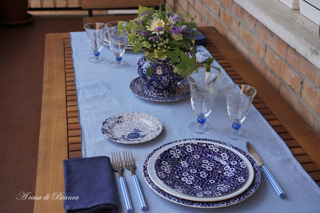 Arte della tavola apparecchiare in terrazza con piatti inglesi blu