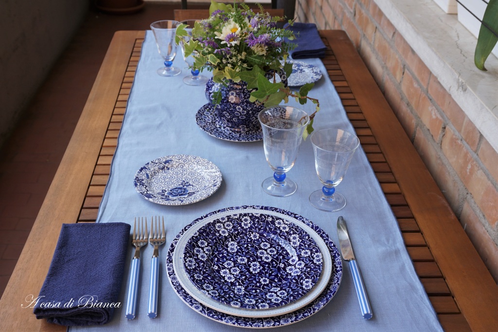 Arte della tavola apparecchiare in terrazza con piatti inglesi blu